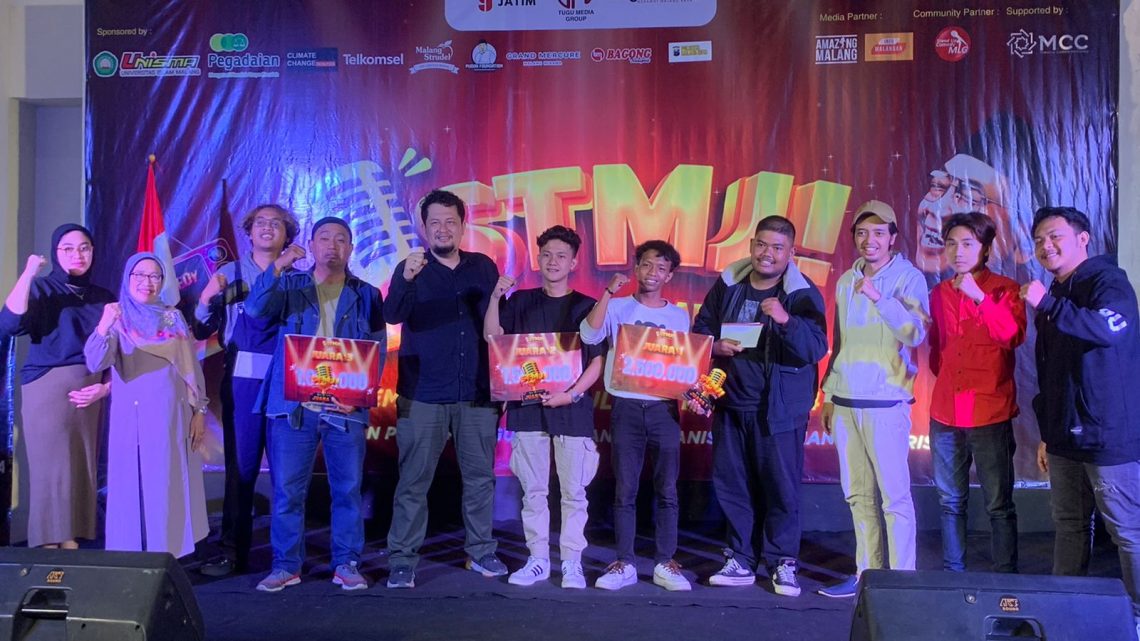Pemenang STMJ! bersama juri dan jajaran Tugu Media Group. Foto: Feni Yusnia/Tugu Jatim