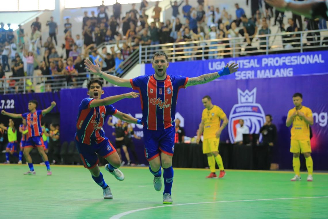 Pemain Unggul FC, Oscar Fernandez selebrasi usai mencetak gol ke gawang Fafage Banua dalam LFP musim 2023/2024 di GOR Ken Arok Malang. Foto: dok Unggul FC