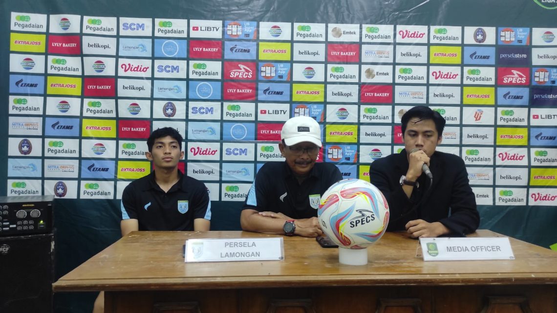 Djadjang Nurdjaman saat konferensi pers pre match, pertandingan penutup putaran kedua grup 3 Liga 2 2023/2024. Foto: istimewa