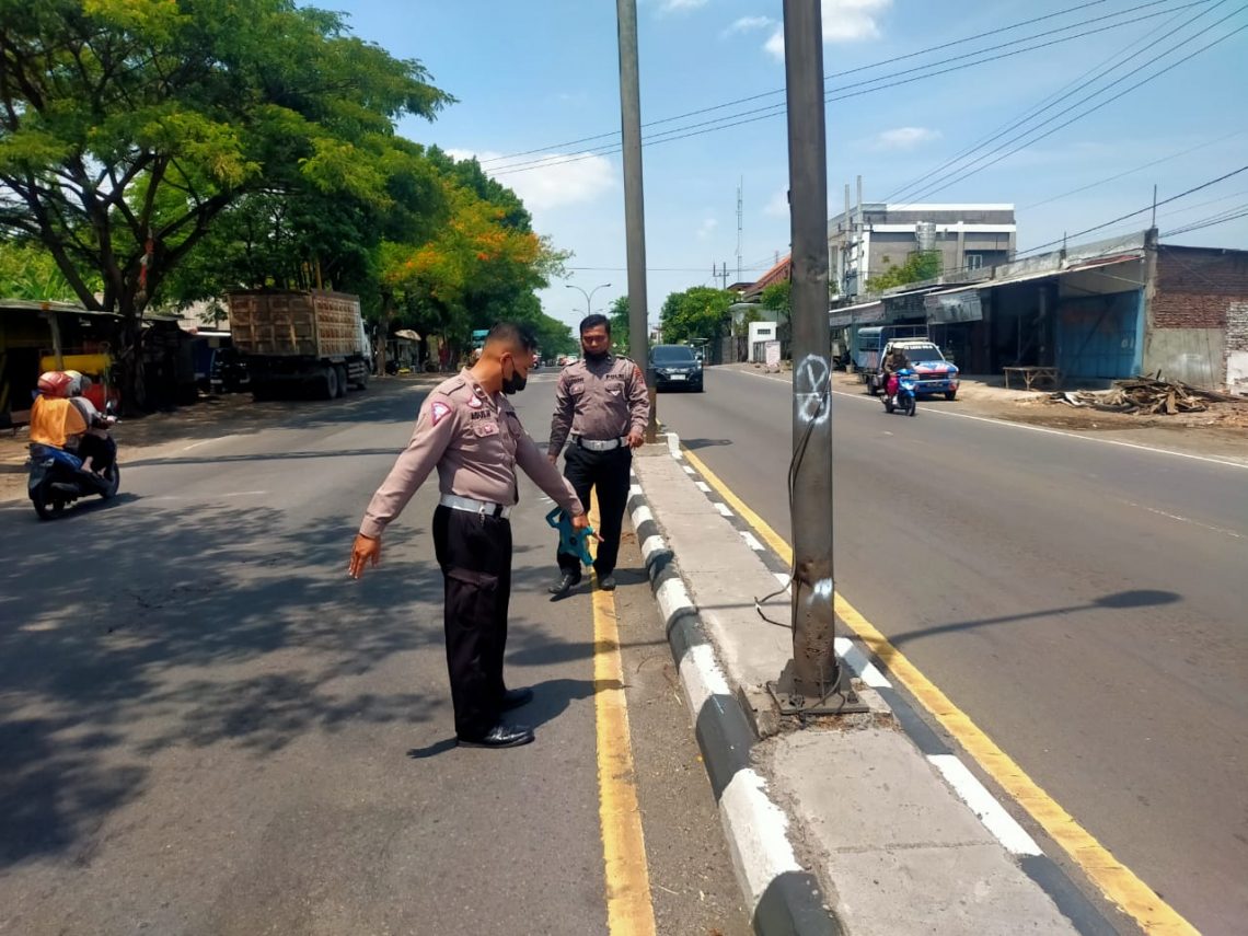 Tabrak Tiang PJU Sampai Bengkok, Pelajar SMP Tewas di Jalur Pantura Pasuruan 1 Polisi olah lokasi kecelakaan tunggal yang menewaskan pelajar SMP di Jalur Pantura Pasuruan-Surabaya, di Desa Bendungan, Kecamatan Kraton, Kabupaten Pasuruan. Foto: dok Satlantas Polres Pasuruan Kota