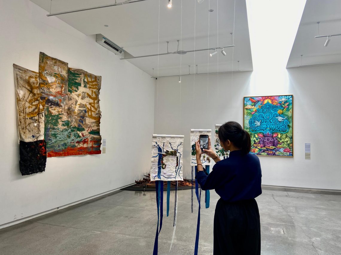 Pameran Invisible Territories di Orasis Art Space Surabaya, salah satu venue Biennale Jatim X. Foto: Izzatun Najibah/Tugu Jatim