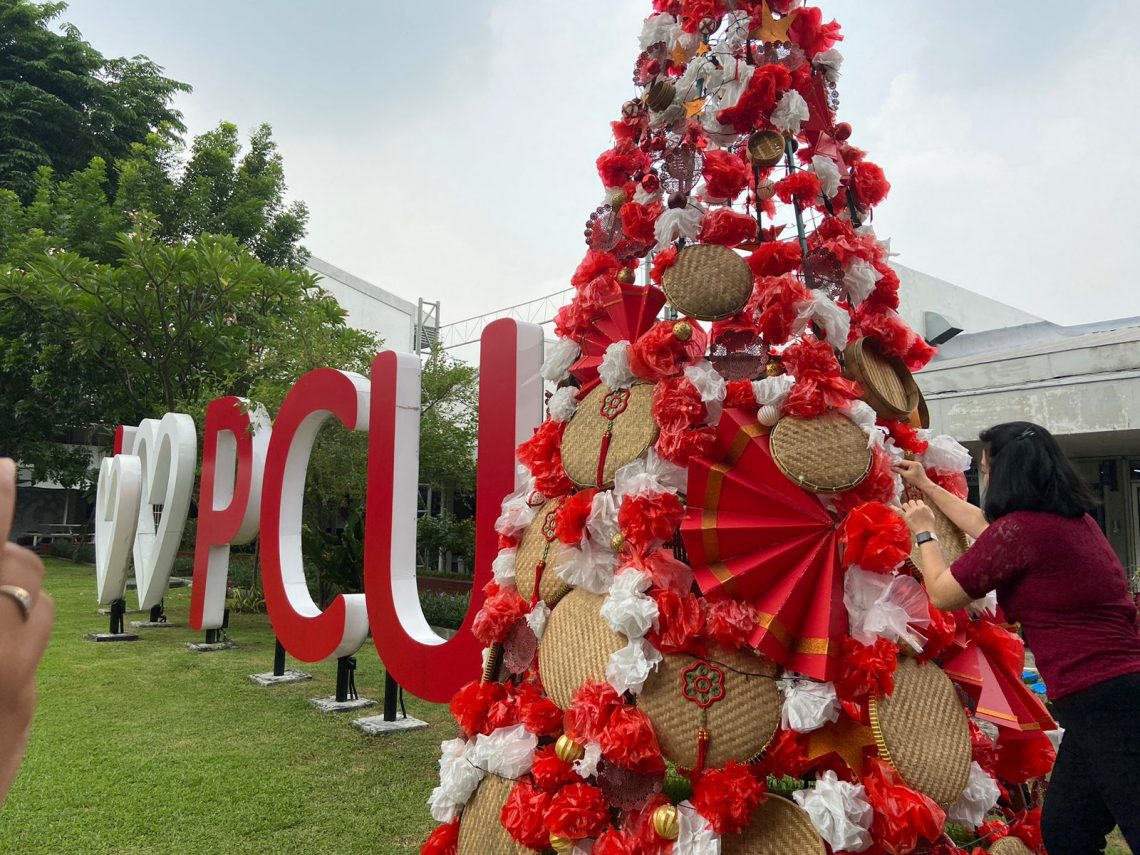 Pohon Natal yang dibuat oleh mahasiswa arsitektur dari Universitas Kristen Petra Surabaya. Foto: Agustin for Tugu Jatim