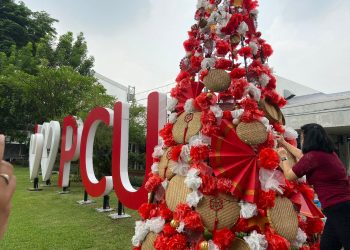 Sambut Natal, Prodi Arsitektur Universitas Kristen Petra Surabaya Bikin Pohon Natal dari Sampah Daur Ulang
