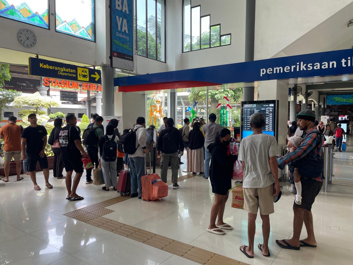 Update Tiket Kereta Api Nataru 2023, 40 Persen Tiket Terjual di Daop 8 Surabaya 1 Ilustrasi penumpang KA di wilayah Daop 8 Surabaya. Foto: Izzatun Najibah/Tugu Jatim