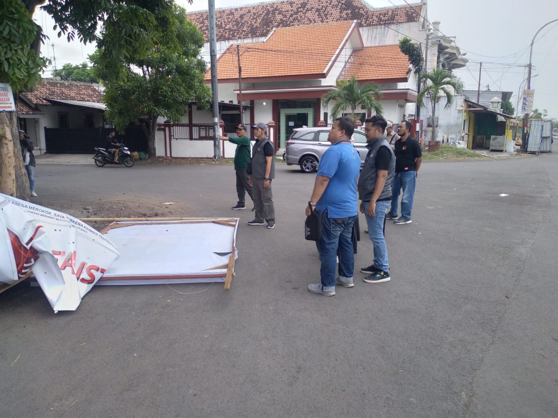 Petugas Satpol PP Kota Pasuruan menindak dan mencopot paksa APK yang melanggar aturan saat razia beberapa waktu lalu. Foto: dok Satpol PP Kota Pasuruan