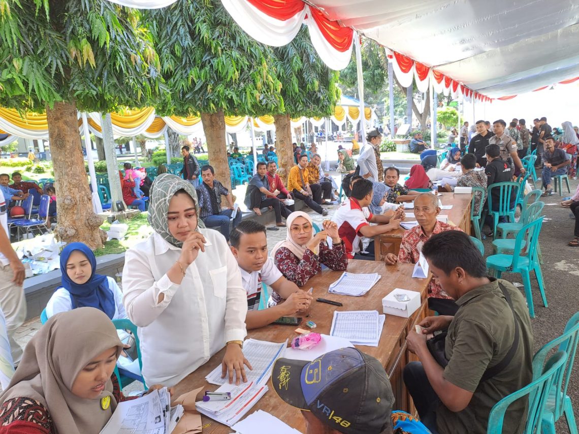 Petugas menyerahkan bantuan dana Rp2,1 juta kepada penerima manfaat. Foto: Rochim/Tugu Jatim