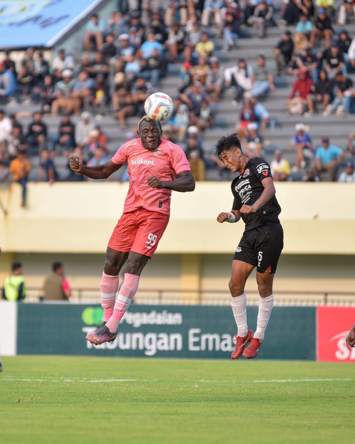 Stiker Persela, Herman Dzumafo Afandi berduel dengan pemain bertahan Persipa, M Afrizan. Foto Official Persela Lamongan