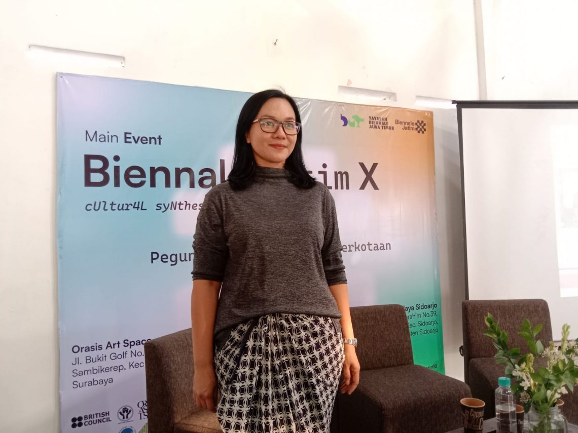 Penulis Gadis Kretek, Ratih Kumala Hobi Koleksi Bungkus Kretek Langka 1 Penulis novel Gadis Kretek, Ratih Kumala merupakan kolektor bungkus kretek jadul. Foto: Izzatun Najibah/Tugu Jatim
