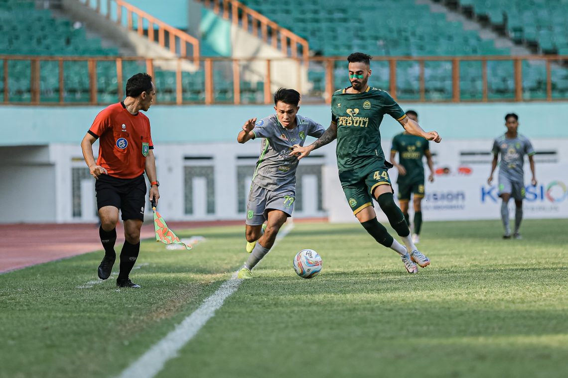 Pertandingan Persebaya vs Persikabo di Stadion Wibawa Mukti, Cikarang, Kabupaten Bekasi, Jawa Barat. Foto: Official Persebaya
