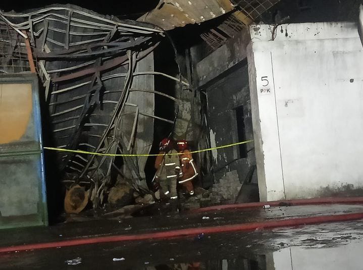 Gudang Tiner di Surabaya Terbakar, 6 Orang Terluka dan Belasan Kendaraan Hangus 1 Gudang tiner di Kalianak, Surabaya, yang terbakar usai dipadamkan petugas DPKP Surabaya. Foto: dok DPKP Surabaya