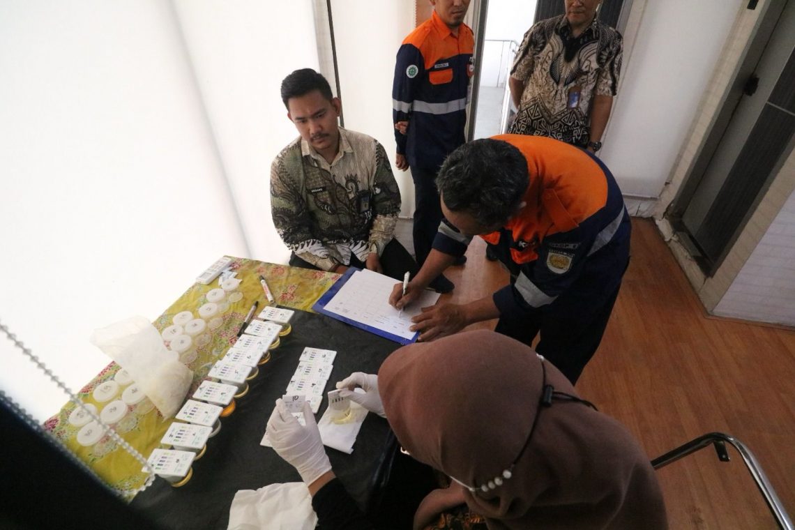 Proses pemeriksaan narkoba kepada petugas KAI Daop 8 Surabaya. Foto: dok Daop 8 Surabaya