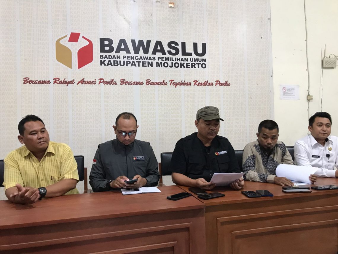 Ketua Bawaslu Kabupaten Mojokerto memberikan klarifikasi soal unggahan akun X Humas Polda Jatim. Foto: Hanif Nanda/Tugu Jatim