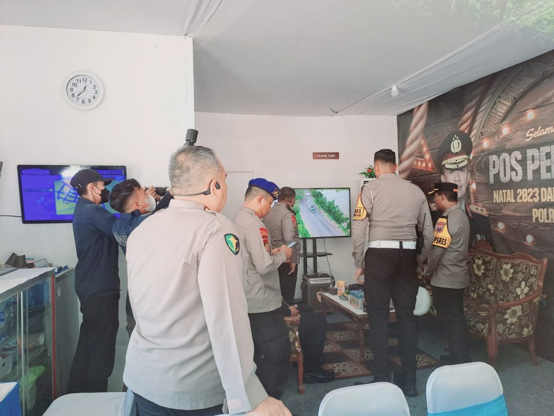 Pejabat operasi dari Polda Jatim melihat kesiapan Pos Pelayanan Operasi Lilin Semeru di Alun-alun Tuban. Foto: Rochim/Tugu Jatim