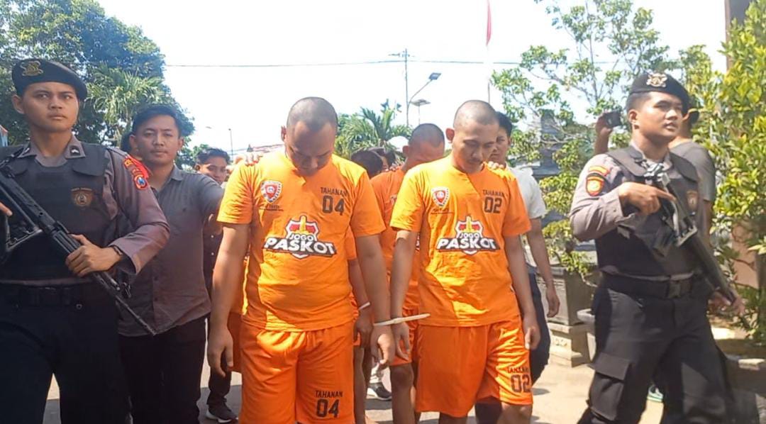 4 Tersangka Curanmor di Pasuruan Ditangkap, Beraksi di Sawah Hingga Toko Bangunan 1 Empat tersangka curanmor yang dibekuk selama sebulan terakhir saat digiring ke ruang tahanan Polres Pasuruan Kota. Foto: Laoh Mahfud/Tugu Jatim