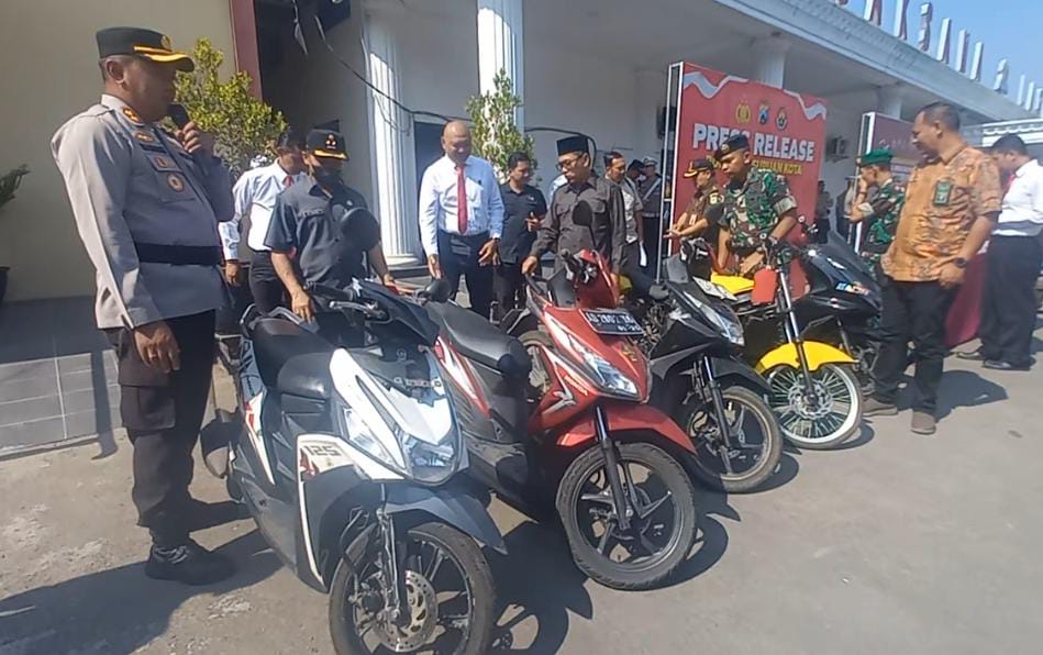 4 Tersangka Curanmor di Pasuruan Ditangkap, Beraksi di Sawah Hingga Toko Bangunan 2 WhatsApp Image 2023 12 21 at 17.03.38