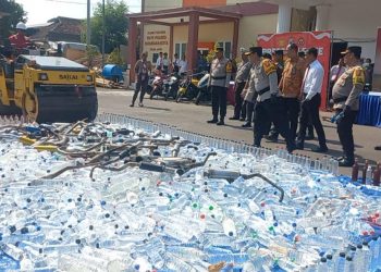 Jelang Nataru, 280 Knalpot Brong Pembalap Liar di Pasuruan Dipotong, 5.400 Miras Ilegal Dimusnahkan