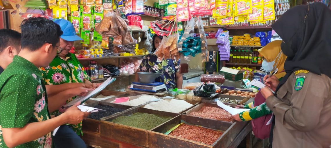 Jelang Nataru, Harga Sembako di Kabupaten Pasuruan Stabil Bahkan Turun 1 Disperindag Kabupaten Pasuruan sidak harga sembako jelang Nataru ke Pasar Bangil. Foto: dok Pemkab Pasuruan