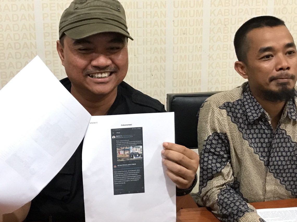 Ketua Bawaslu Kabupaten Mojokerto, Dody Faizal menunjukkan tangkapan layar cuit balasan akun X @HumasPoldaJatim. Foto: Hanif Nanda/Tugu Jatim