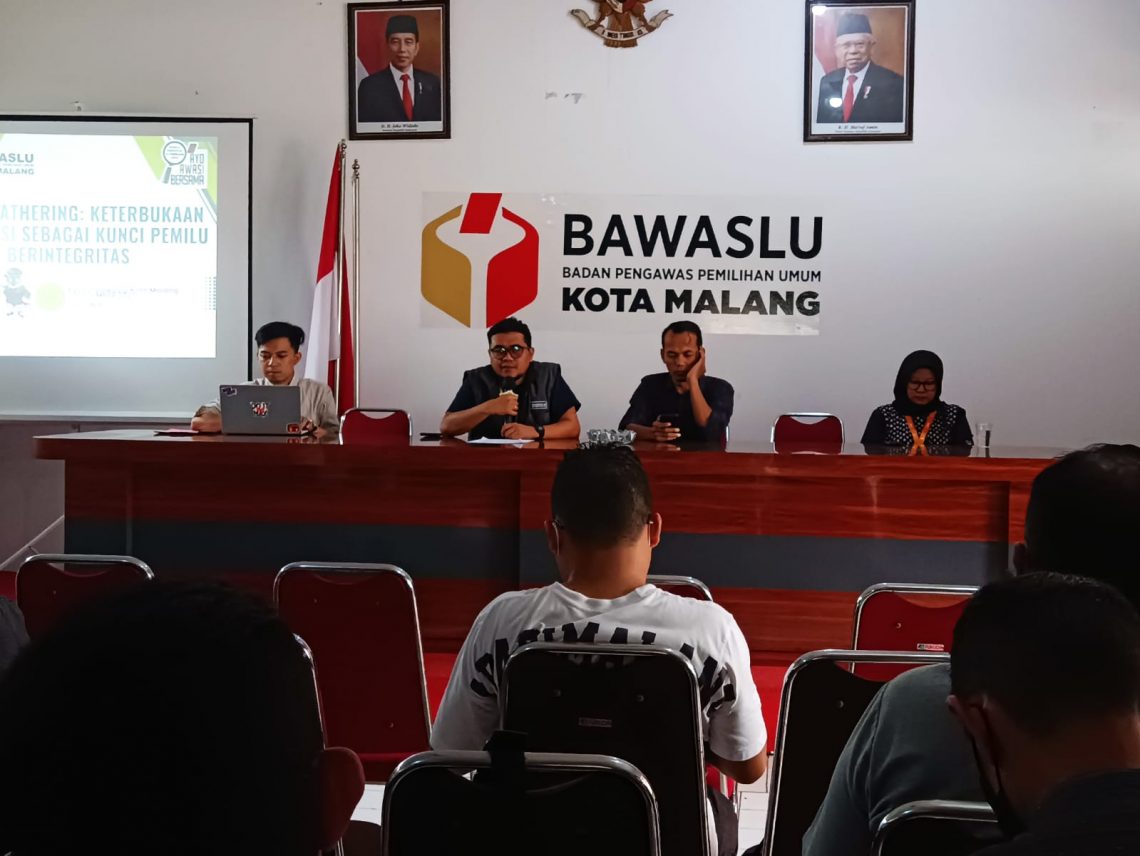 Kordiv Pencegahan, Partisipasi Masyarakat, dan Hubungan Masyarakat Bawaslu Kota Malang (pegang mic) membuka diskusi. Foto: Yona Arianto/Tugu Jatim