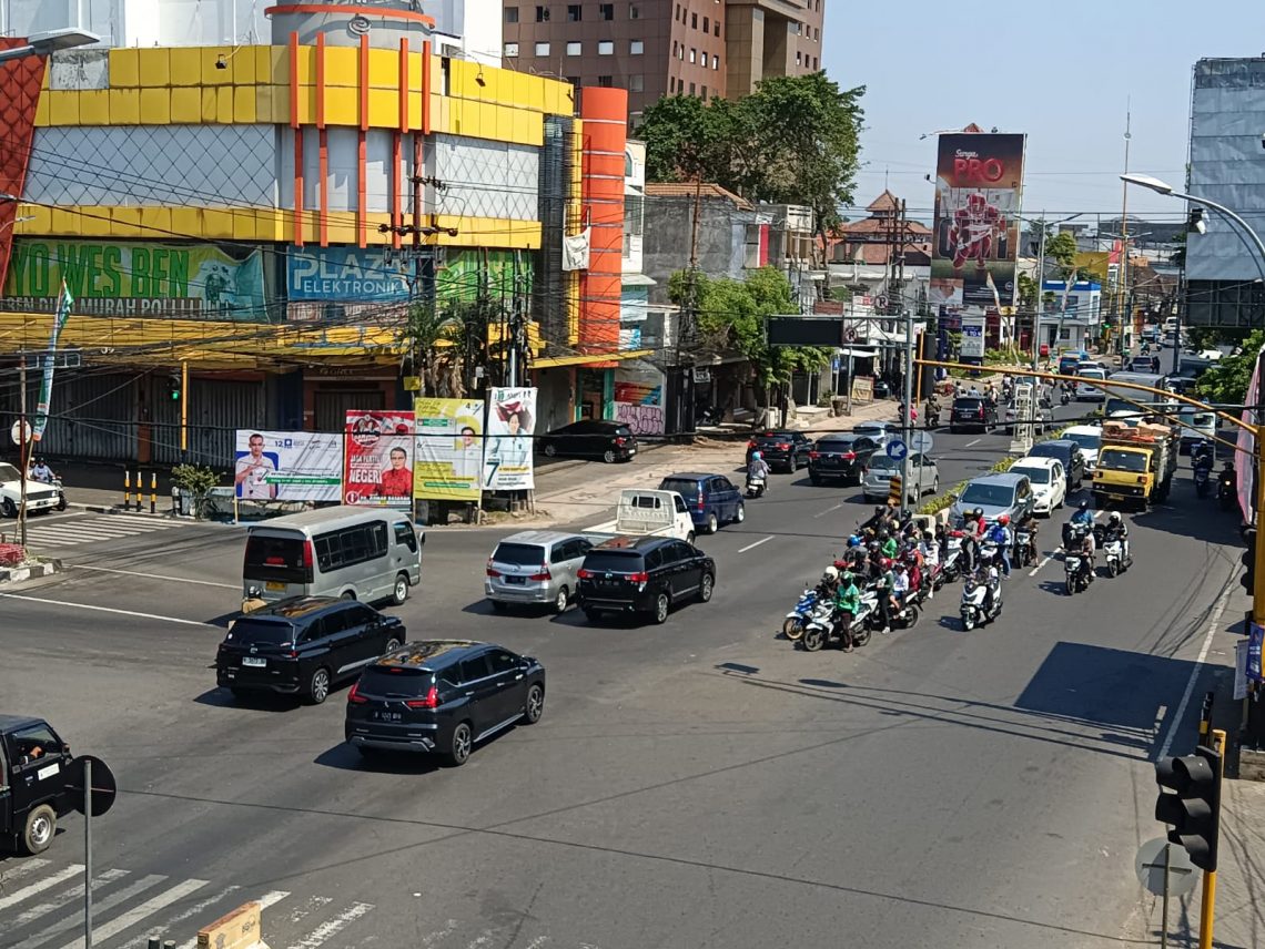 Salah satu simpang di wilayah Blimbing, Kota Malang diprediksi bakal dipenuhi arus kendaraan saat libur Nataru. Foto: Yona Arianto/Tugu Jatim
