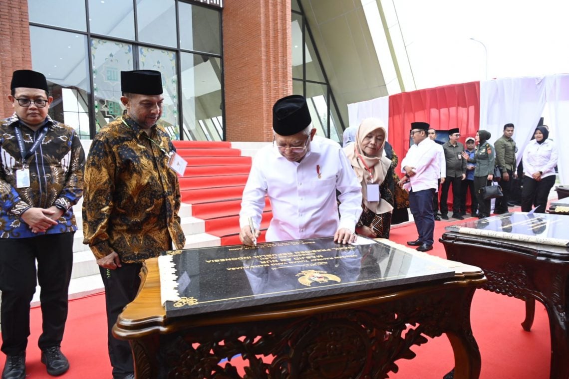 Wakil Presiden Republik Indonesia, KH Ma'ruf Amin meresmikan empat masjid di rest area Tol Pandaan-Malang, Pasuruan, pada Kamis (22/12/2023). Foto: dok Sekretaris Presiden