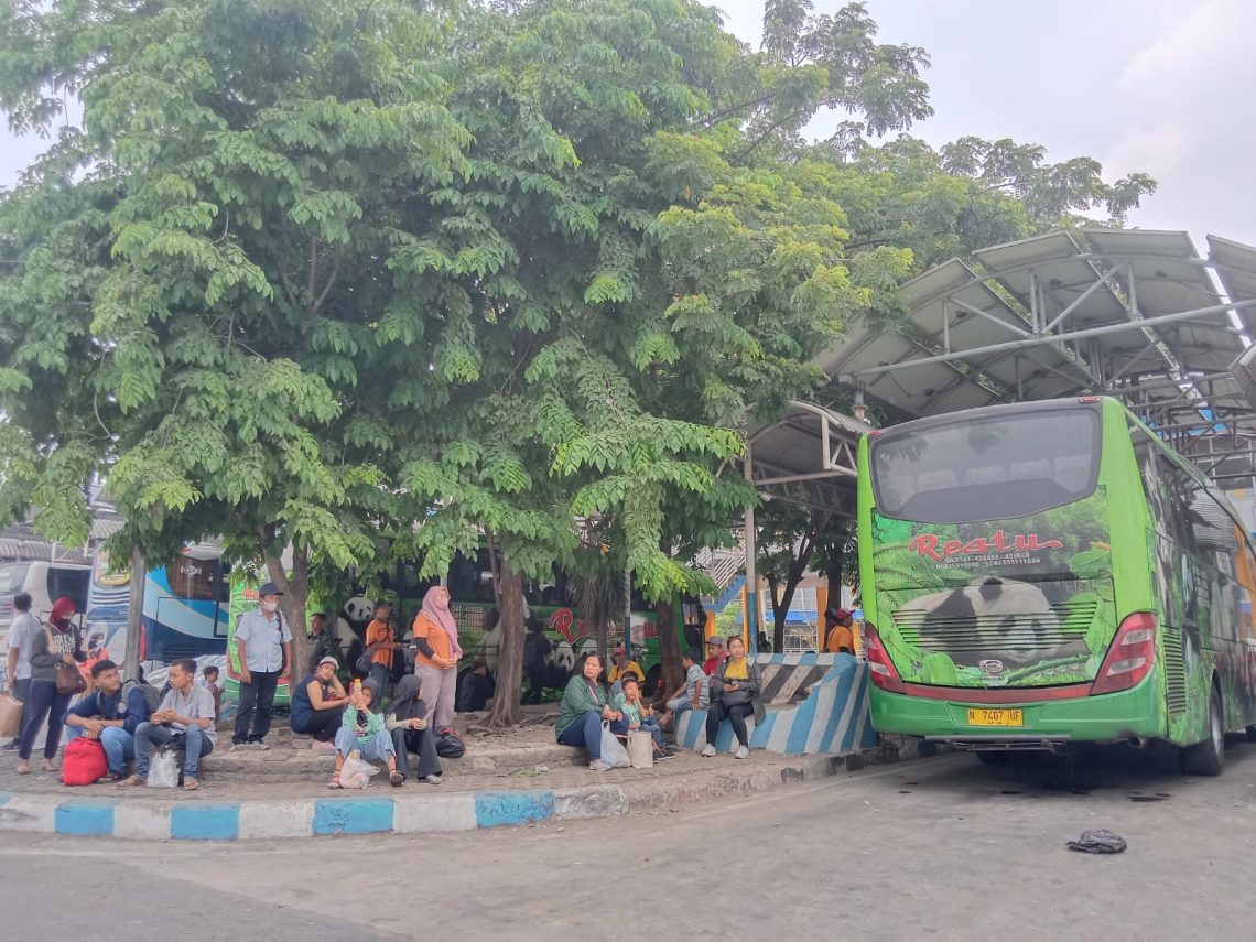 Suasana penumpang di Terminal Purabaya Sidoarjo pada Minggu (24/12/2023). Foto: Izzatun Najibah/Tugu Jatim