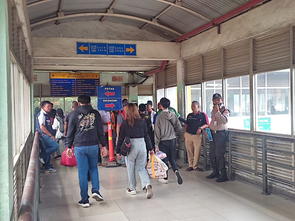 Antisipasi Calo, Ticketing Barcode Bakal Diberlakukan di Terminal Purabaya Sidoarjo 1 Sejumlah kru bus menunggu penumpang di Terminal Purabaya, Sidoarjo. Foto: Izzatun Najibah/Tugu Jatim