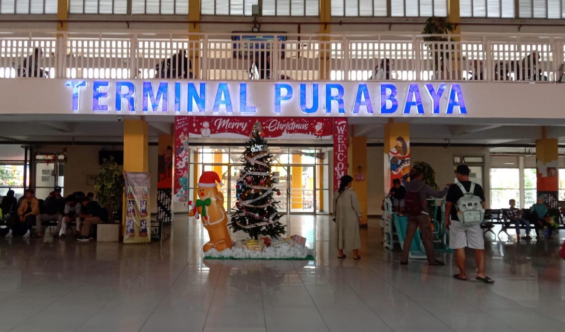 Nataru, Sejumlah Fasilitas Baru Hadir di Terminal Purabaya Sidoarjo 1 Area ruang tunggu Terminal Purabaya di masa Nataru 2024. Foto: Izzatun Najibah/Tugu Jatim