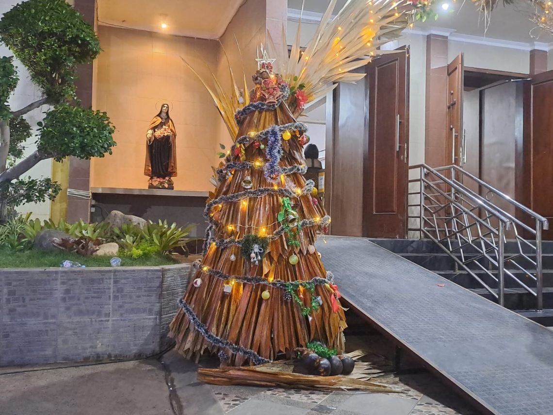 Pohon Natal dari pelepah pohon siwalan dengan hiasannya menambah keindahan dan suka cita Natal. Foto: Rochim/Tugu Jatim
