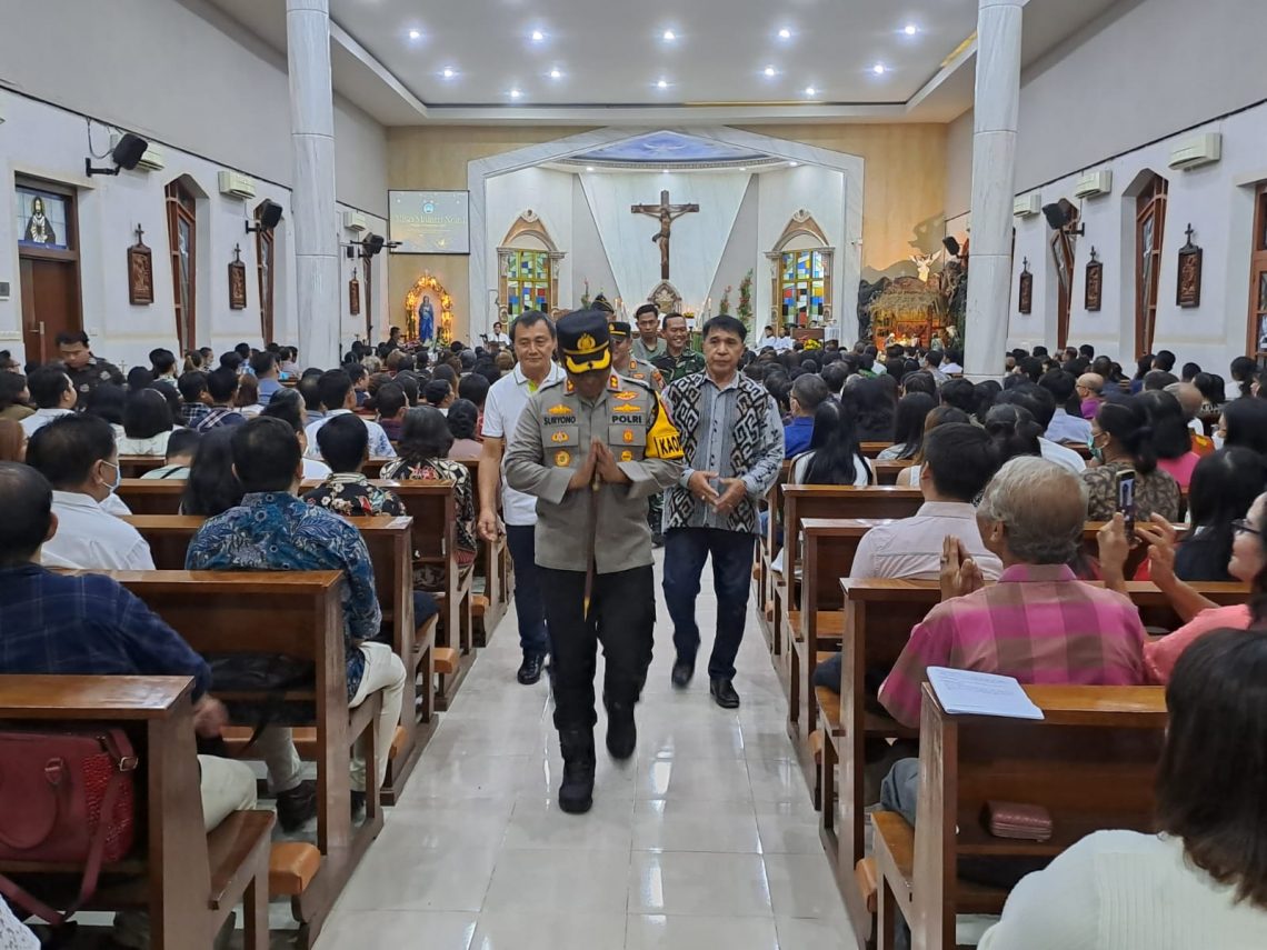 Kapolres Tuban memberikan pidato di Gereja Santo Petrus Tuban. Ia mengajak toleransi antar umat beragama bisa terjaga dengan baik. Foto: Rochim/Tugu Jatim