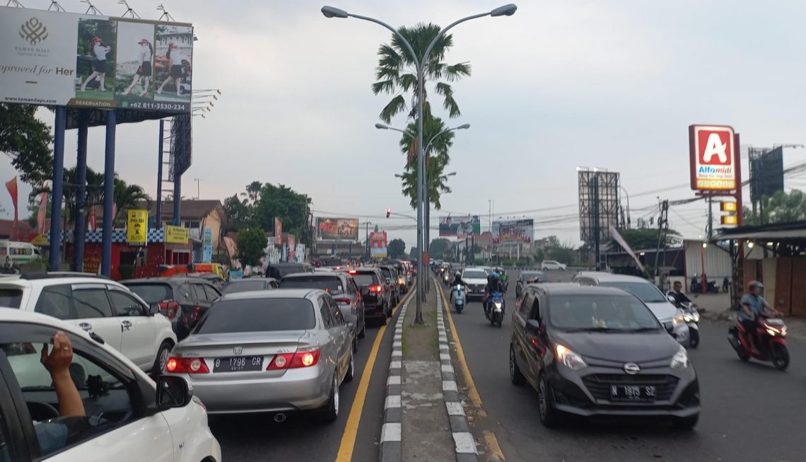 5 Tips Hindari Macet Saat Libur Nataru, Pantau Streaming CCTV Hingga Aplikasi Navigasi 1 Ilustrasi kemacetan di exit Tol Pandaan, Kabupaten Pasuruan. Foto: Laoh Mahfud/Tugu Jatim