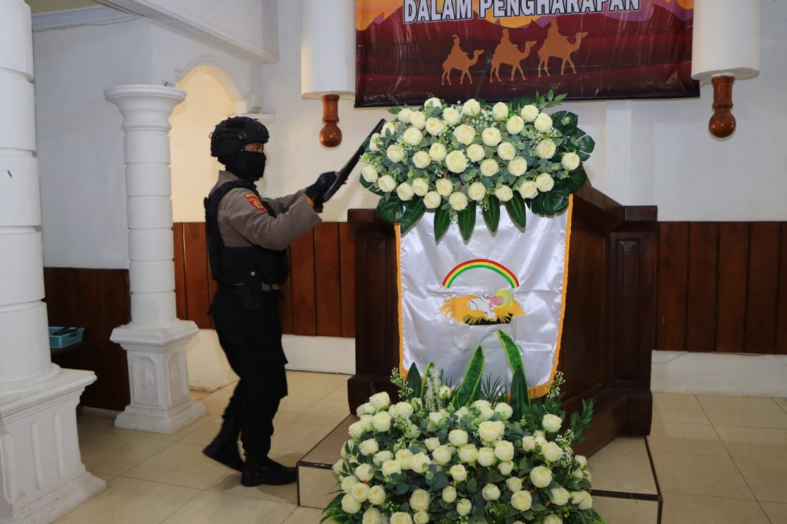 Beri Rasa Aman dan Nyaman saat Perayaan Natal, Polisi Sterilkan 4 Gereja di Tuban 1 Anggota Polres Tuban memeriksa setiap sudut gereja agar aman dari gangguan benda mencurigakan. Foto: Humas Polres Tuban