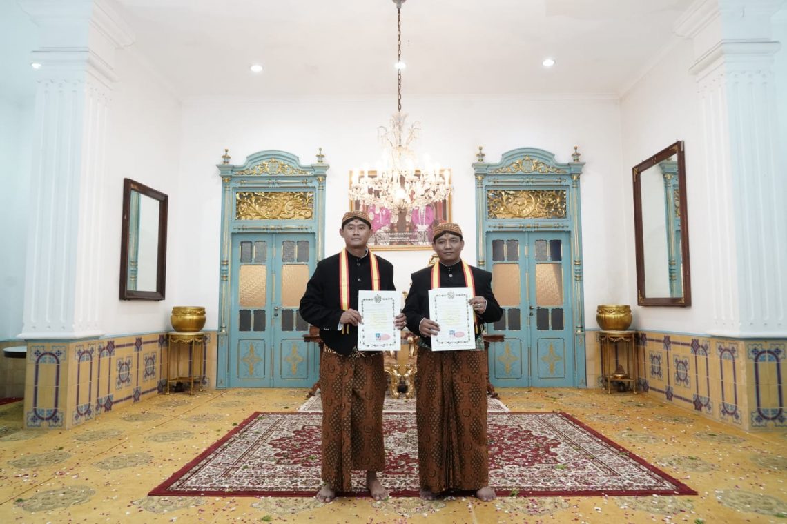 AKBP Suryono dan AKBP Anton Parsetyo menerima gelar kebangsawanan dari Kraton Kasunanan Surakarta Hadiningrat. Foto: dok Humas Polres Tuban