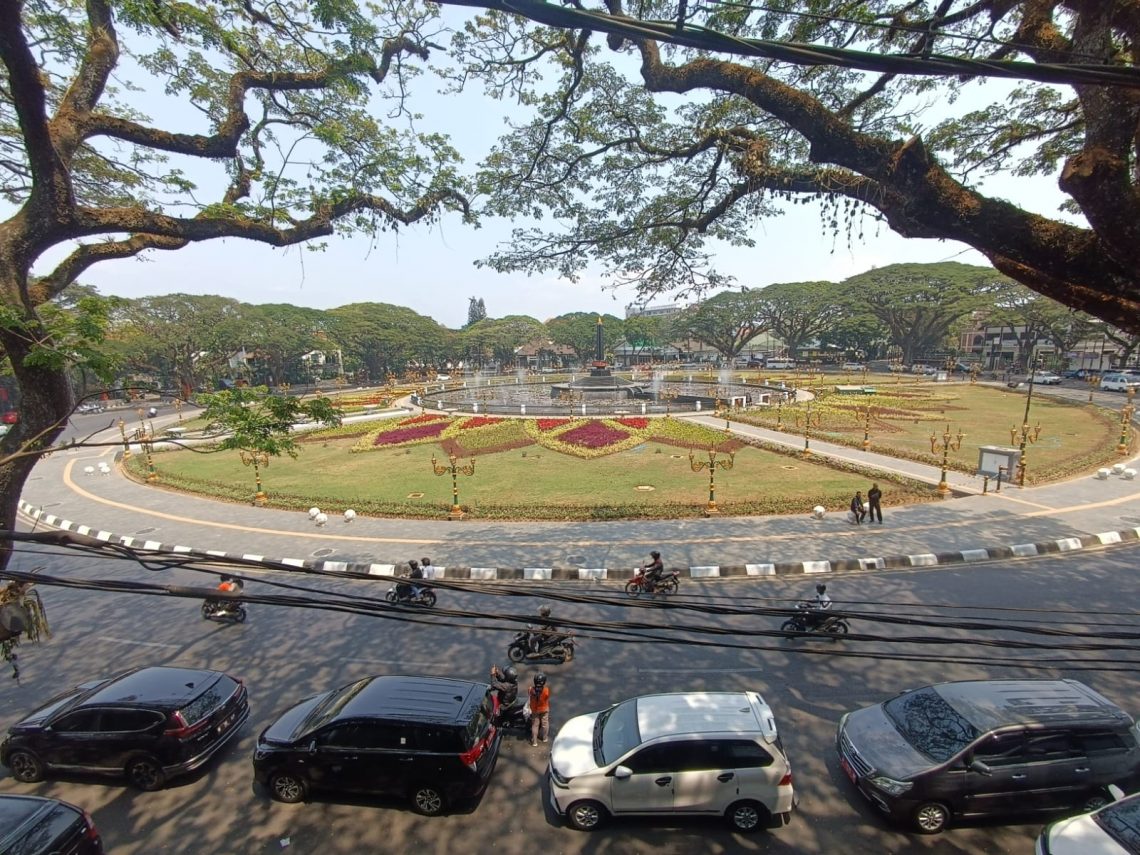 Rekomendasi Tempat Menikmati Malam Tahun Baru di Kota Malang Jika Kota Batu Macet Parah 1 Alun-alun Balai Kota Malang bakal menjadi tempat favorit bagi warga Malang dan juga wisatawan untuk menghabiskan malam pergantian tahun 2023 ke 2024. Foto: Yona Arianto/Tugu Jatim