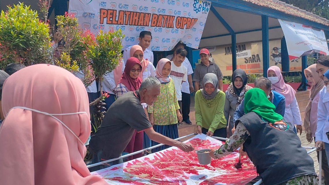 Puluhan Eks ODGJ di Malang Dapat Pelatihan Batik Ciprat 1 Salah seorang eks ODGJ mengikuti pelatihan batik ciprat. Foto: dok YBM PLN UP3