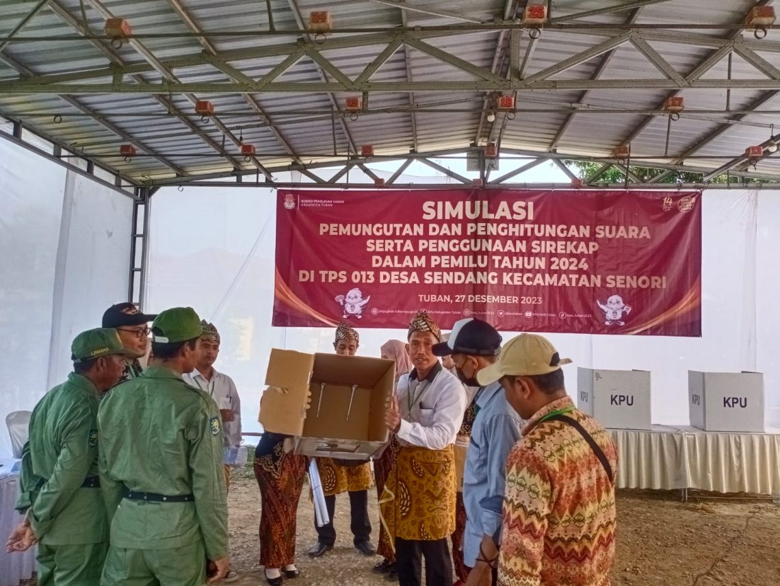 Simulasi pemungutan dan perhitungan suara pemilu di Lapangan Desa Sendang, Kecamatan Senori, Kabupaten Tuban, pada Rabu (27/12/2023). Foto: dok KPU Tuban