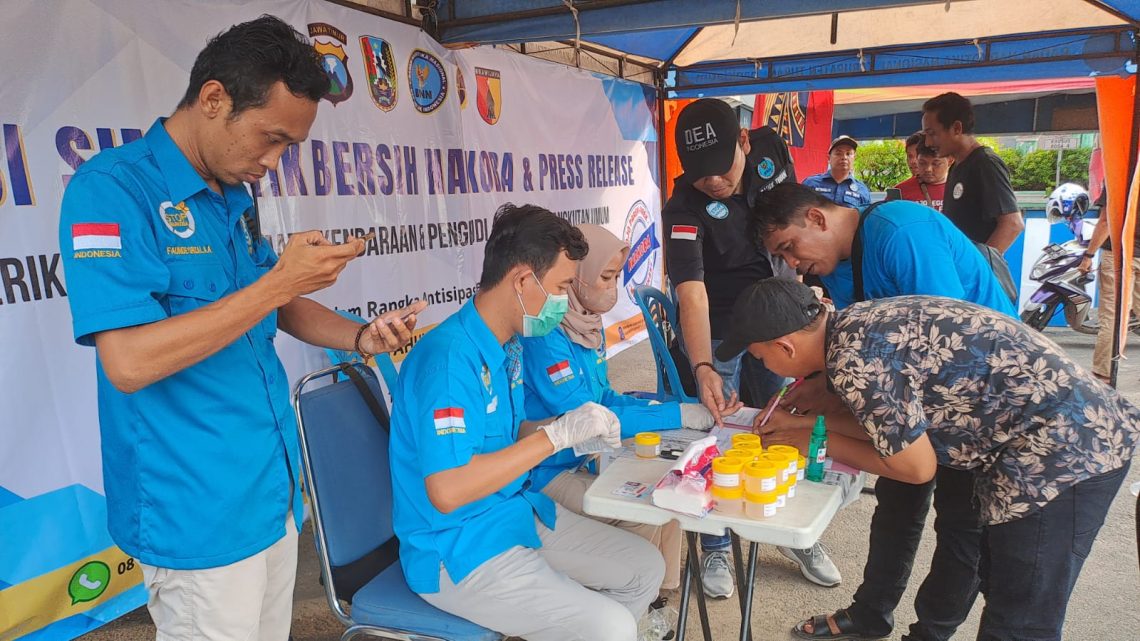Petugas BNN Kabupaten Tuban mengecek urine sopir bus pariwisata dan angkutan umum dengan alat deteksi. Foto: Rochim/Tugu Jatim