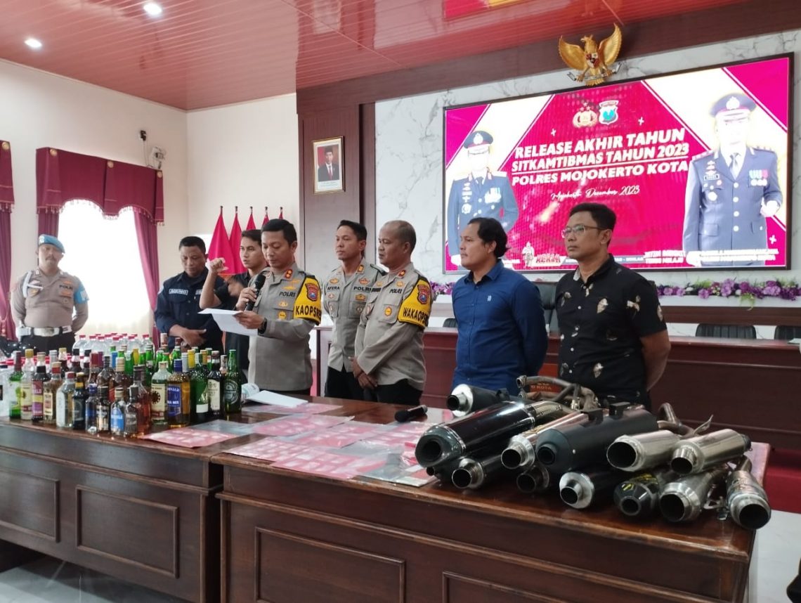 7 Ruas Jalan Menuju Kota Mojokerto Ditutup Jelang Tahun Baru 2024 1 Kapolres Mojokerto Kota, AKBP Daniel menjelaskan indeks kriminalitas di Aula Hayam Wuruk. Foto: Hanif Nanda/Tugu Jatim