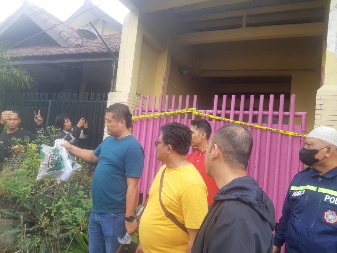 Wanita di Malang Tewas Termutilasi, Suami Serahkan Diri ke Polisi 1 Polisi mengamankan barang bukti di lokasi kejadian. Foto: M Sholeh/Tugu Jatim