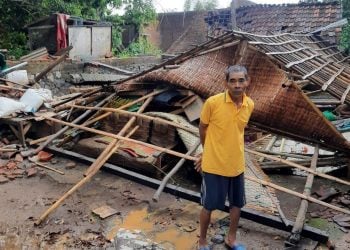 Rumah ambruk.