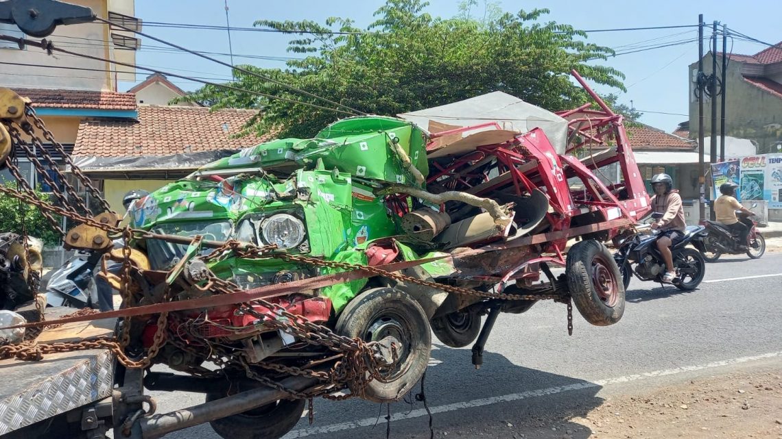 Kereta api vs odong-odong.