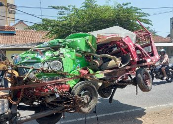 Kereta api vs odong-odong.