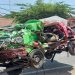 Kereta api vs odong-odong.