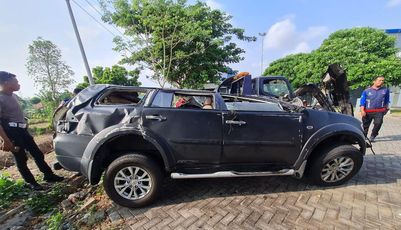 Mobil Pajero di Tol Grati Pasuruan.