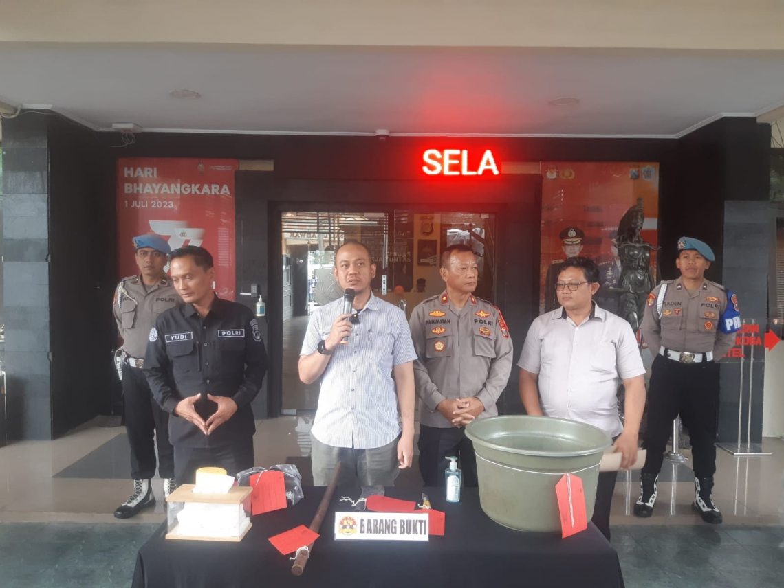 Suami mutilasi istri.