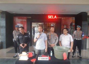 Suami mutilasi istri.
