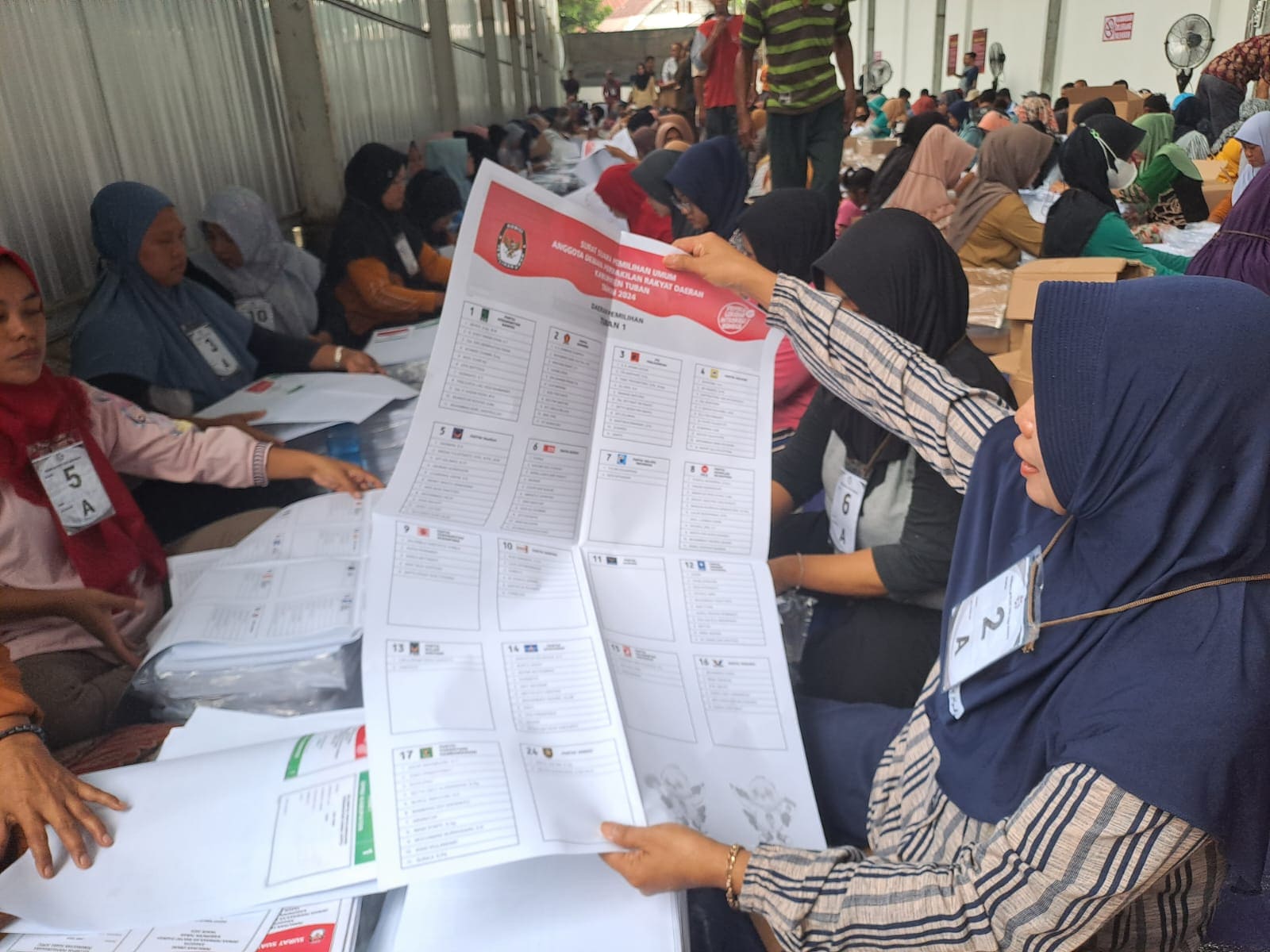 Lipat surat suara di Tuban.