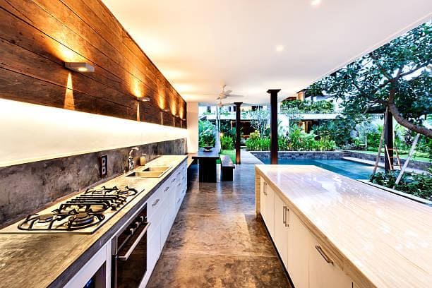 Desain dapur dan taman belakang rumah minimalis.
