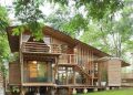 Desain rumah panggung kayu modern.
