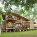 Hangat! 7 Desain Rumah Panggung Kayu Modern Terbaru dan Kekinian: Sejuk dan Homey Banget Bikin Betah 9 Desain rumah panggung kayu modern.